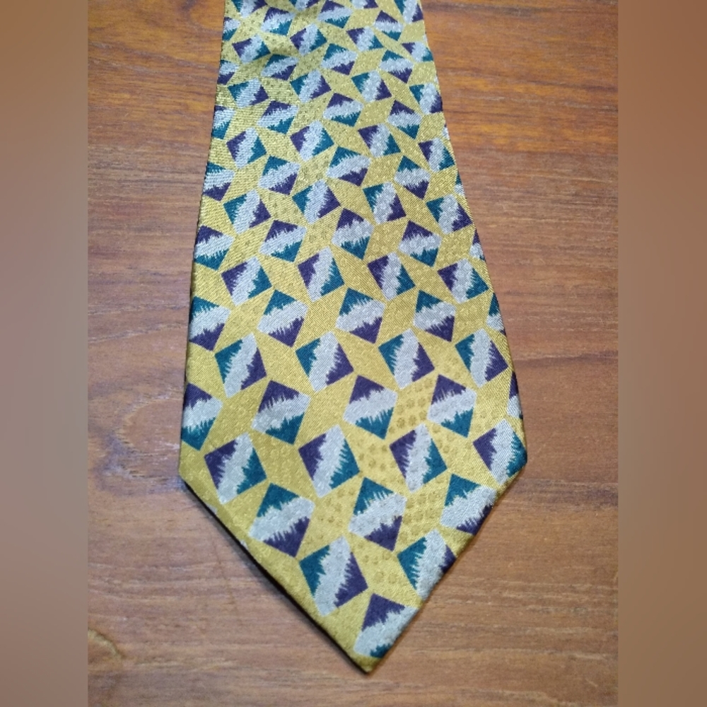 Giorgio Armani Tie, 100% Silk, Yellow & Powder Blue Pattern, Made in Ita…